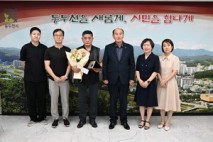 동두천시, 2025년 상반기 정년퇴직 공무직 근로자 공로패 전달식 개최