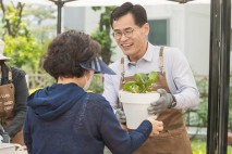 양천구, 취약계층 어르신에 반려식물 보급…