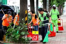 [포토] 이성헌 서대문구청장, 거리 청소로 민선 8기 4년 차 첫날 새벽 열어