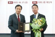 교육청 예결위 강태형 위원장, 임태희 경기도교육감으로부터 감사패