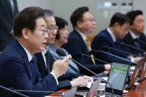 與 “부동산 세금, 당장은 안 건드린다”