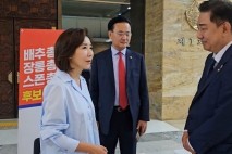 나경원 “에어컨 안 나오는데 바캉스?”…김병기 “무조건 죄송”