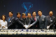 [포토] ‘인터넷신문 20주년’ 떡케이크 자르는 참석자들