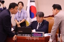 법사위 첫 주재하는 민주당 이춘석 위원장 [포토]