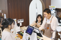 우광일 광양상공회의소 회장  ‘드림카페 커뮤니티센터점’ 네번째 일일점장