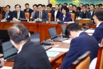 "악착같이 빚 갚은 사람은 뭐냐" vs "빚 때문에 죽음 몰려선 안돼"