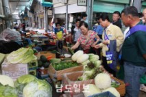 박병규 광산구청장, 비아5일시장서 장보기