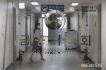 금융위, 적극행정 우수공무원 8명 시상…"규제 개선 앞장"