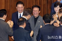 국힘, '김민석 6억 돈다발' 현수막 고발한 민주당·조국혁신당 의원 맞고발
