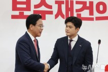 국힘, 새 비대위에 빨라진 전대 시계…김 '잠행' 나 '농성' 안 '투어' 한 '라방'