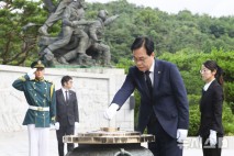 현충원 참배한 송언석 "바닥에 떨어진 당 지지율 살릴 것" [뉴시스Pic]