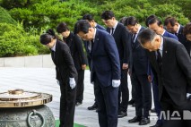 송언석 비대위원장, 현충원 참배…"바닥 떨어진 당 지지율 살릴 것"
