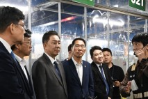 與김병기 등 민주당 지도부 폭염대비 쿠팡CLS 찾아…첫 도입 '차폐식 대형 냉방구역' 시찰