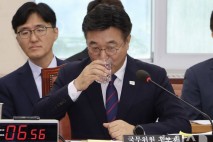 '보좌관 출신' 윤호중, 갑질 "근절돼야"…강선우 질문엔 "말하기 곤란"