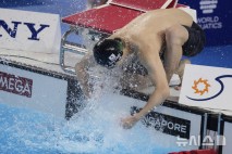 다시 물살 가르는 황선우, 자유형 100m 예선 8위로 준결승 진출