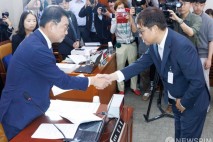 김교흥 위원장과 악수하는 최휘영 후보자