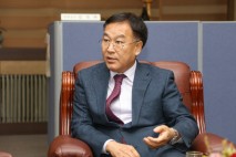 女민원인 앞 '바지 내린' 김진하 양양군수 1심 불복 항소