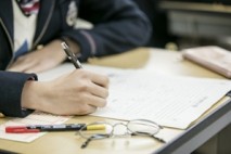 기간제 교사와 시험지 훔치다 딱 걸린 학부모…아이는 '전교 1등'이었다
