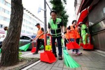 [포토] 이성헌 서대문구청장, 거리 청소로 민선 8기 첫날 열어