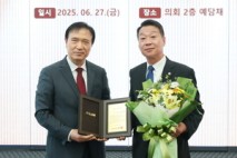 강태형 위원장, 교육발전 공로로 임태희 교육감으로부터 감사패 받아