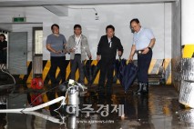 [포토] 이성헌 서대문구청장, 북가좌2동 침수 주차장 찾아 복구 상황 점검