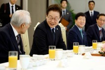 與 상임고문단, 李 만나 &quot;트럼프에 북미 대화 권유&quot;