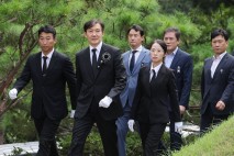 잇단 ‘자기정치’ 조국에 與도 ‘불만’ 터져…“李 지지율 하락 영향 사실”