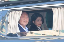‘윤석열·김건희 계엄 손배소’ 시민들, 아크로비스타 가압류 신청