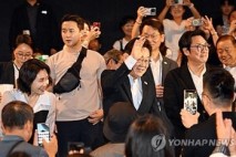 은평 재래시장 찾은 李대통령…"소비쿠폰 효과 어때요?"