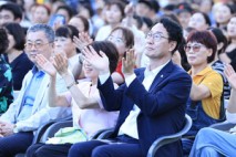 화성특례시 ‘시간여행 콘서트’ 성료···'한여름 밤 울려 퍼진 음악과 추억'