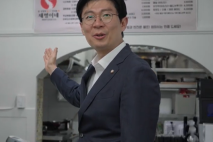 식당 '재명이네'에 싸움 건 국힘 조정훈…알고 보니 '바이럴 마케팅'의 정석