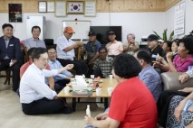 김동연 도지사 민생경제 현장투어, 평택시 포승읍 내기1리 무더위 쉼터 방문
