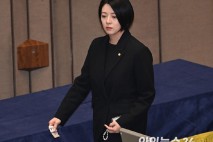'둔기 피습' 배현진, 개두술 받아⋯"자택서 회복 중"