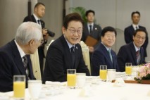 민주 원로 만난 이 대통령 