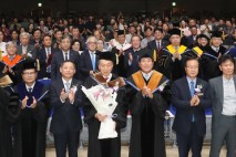'살아있는 양심' 하토야마 유키오 전 일본 총리 우석대에서 명예 박사 학위 수여