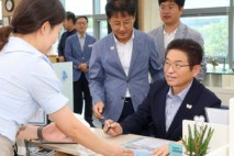 'APEC 성공개최 기원 예금' 출시…가입 1호, 이철우 경북지사