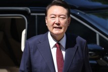 장경태 “尹, 체포 과정서 어린애 떼쓰듯 발길질…엉덩방아 없어”