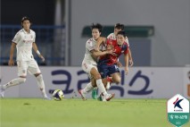 김천상무, 수원FC 3-2 제압…극적 결승골로 2위 수성