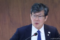 與김남근 