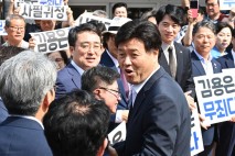 '불법 정치자금 수수 의혹' 김용 보석 석방…與 