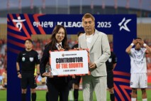 공격수 김건희·프런트 이정선 사원, 강원 '7월의 공헌상' 선정... 