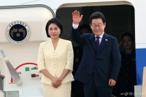 이재명 대통령 '한발 뒤 팔짱' 김혜경 여사…한일·한미회담 위해 출국