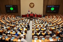 '노란봉투법' 통과...'불법파업 면죄부' 우려에 '巨與 입법독주' 비판도