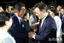 이 대통령, 여당 지도부와 만찬…검찰개혁·주식양도세 논의 '주목'