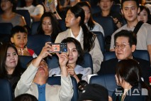 李대통령, 영화 '독립군' 관람…'진관사 태극기' 소장 사찰 방문도(종합)