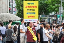 "레드로드 상권 위협"…박강수 마포구청장, 역사 위치 변경 1인 시위