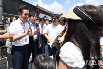 경주 황리단길 찾은 정청래 민주당 대표, 시민들과 소통 [뉴시스Pic]