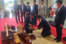 [뉴시스 앵글]거창 홍로사과 출하, 초매식 열고 풍년기원