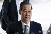 한덕수, 13시간 조사 받고 귀가…구속 전망 질문에 묵묵부답