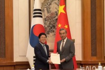 李대통령 특사단, 中에 친서 전달…왕이 "적시에 오셨다"(종합)